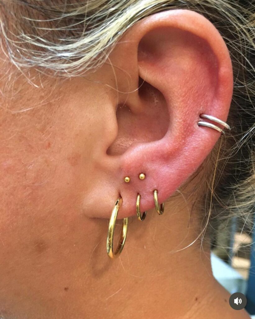 Pendientes en la oreja.